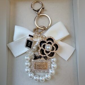 Elegant Camilla Flower/Pearl Gold Keychain/Bag charm with Bow
